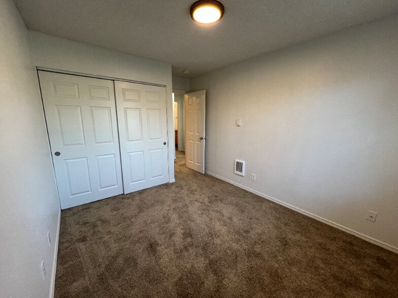 Building Photo - 17260 SW Heritage Ct