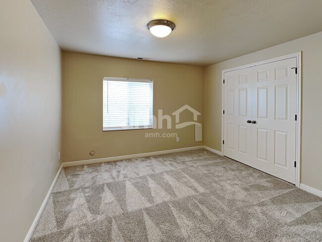 Building Photo - 2313 E 1450 S
