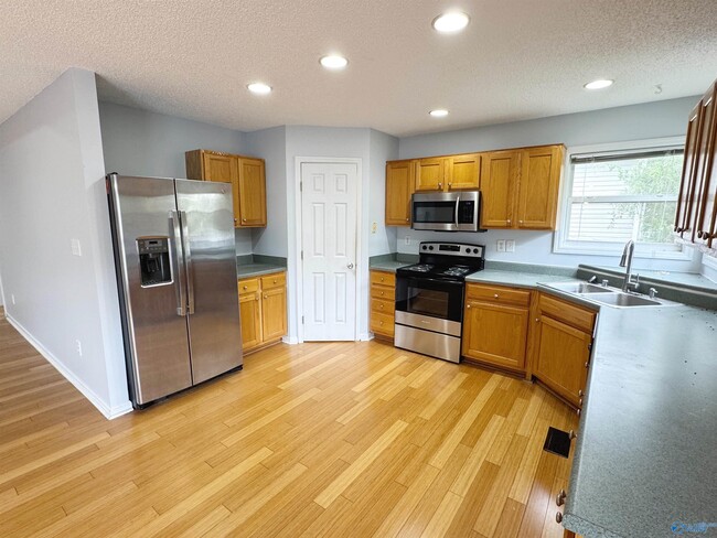 Building Photo - 183 Hollington Dr NE