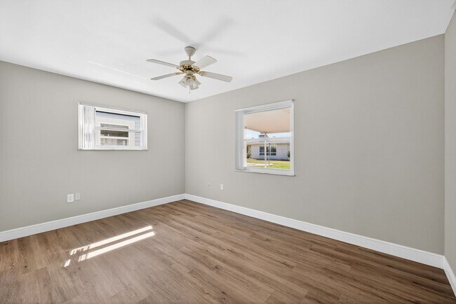 Building Photo - FULLY RENOVATED 2 BEDROOM WITH HUGE BONUS ROOM!