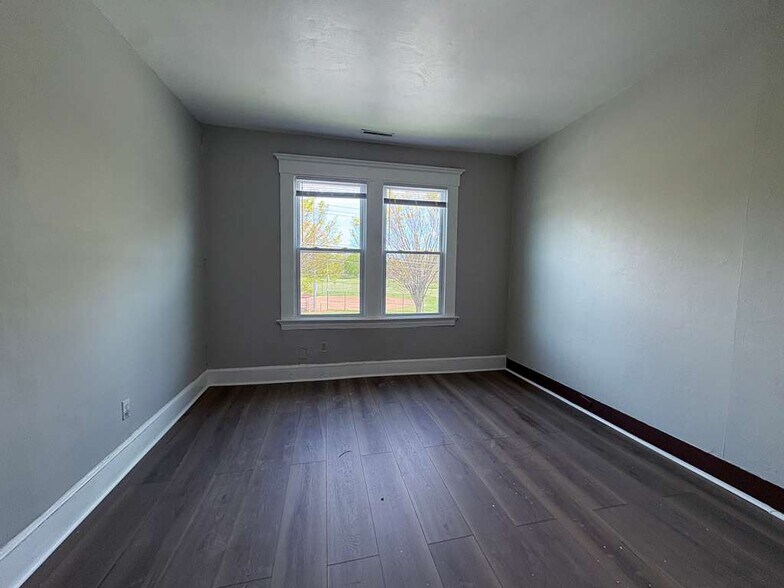 Building Photo - 324 Goffe St