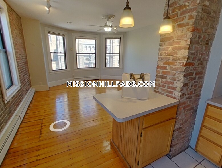 Building Photo - 1538 Tremont St
