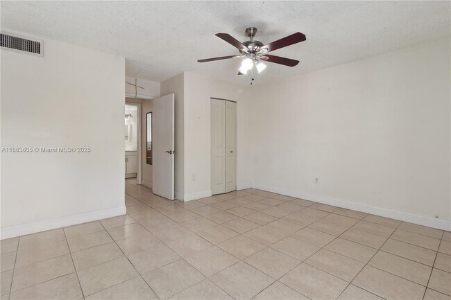 Building Photo - 10834 N Kendall Dr