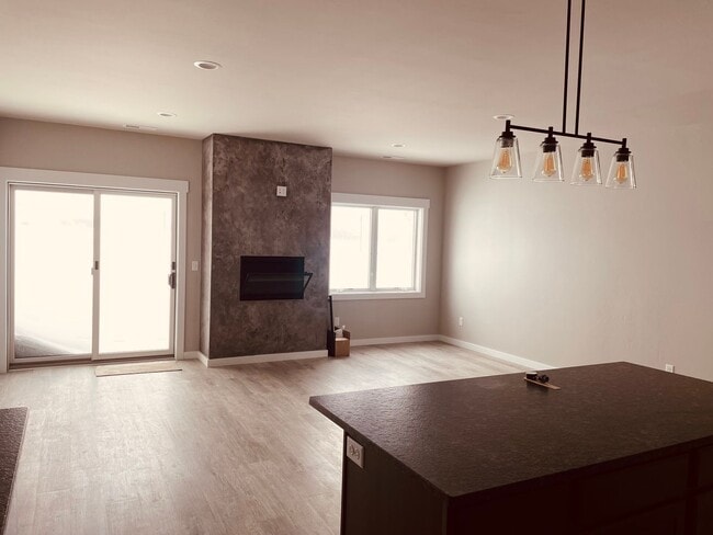 Building Photo - 3 Bd / 2.5 Bath
