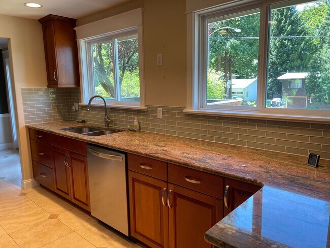 Building Photo - Well maintained 4bd Issaquah home!