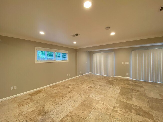 Building Photo - 4BD 2BR, Separate Backyard