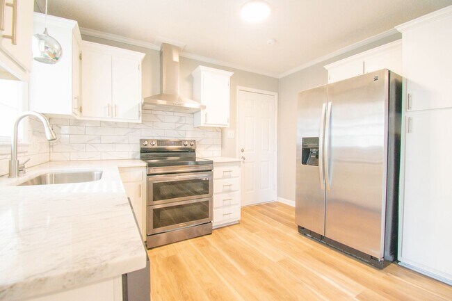 Building Photo - 3 Bedroom 2 Bathroom-Modern Upgrades