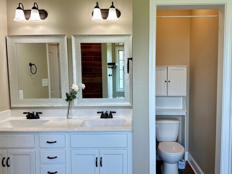 Building Photo - 1124 Eagle's View Dr
