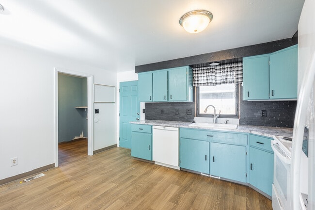 Building Photo - 924 E Georgia Ave