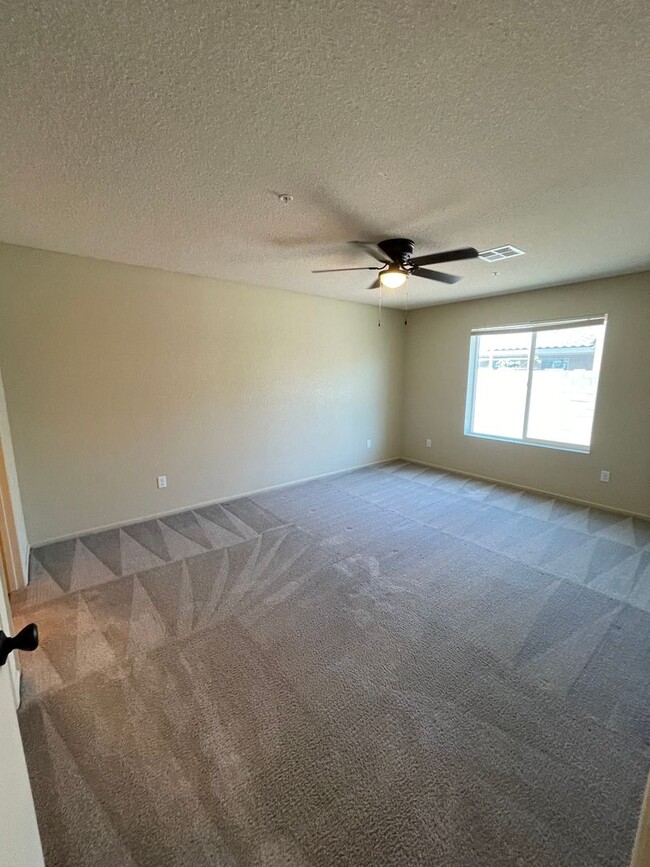 Building Photo - 3 Bedroom Townhome in Desert Sky!