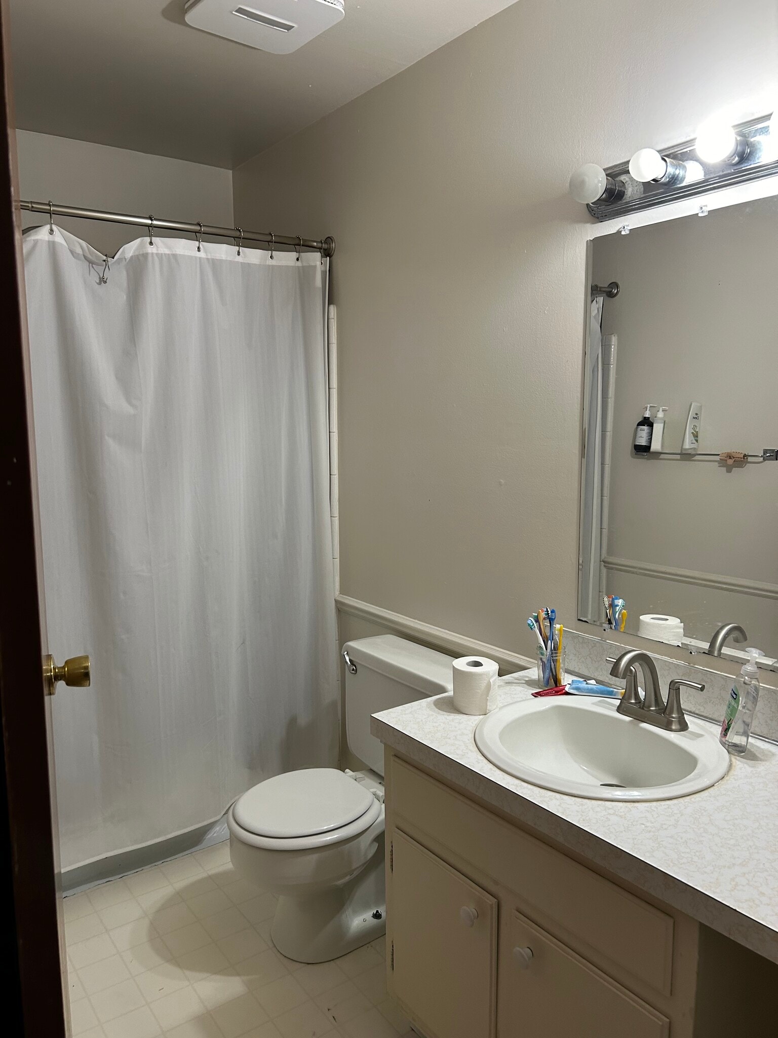 Full Bathroom (Level 2) - 5465 Marsh Rd