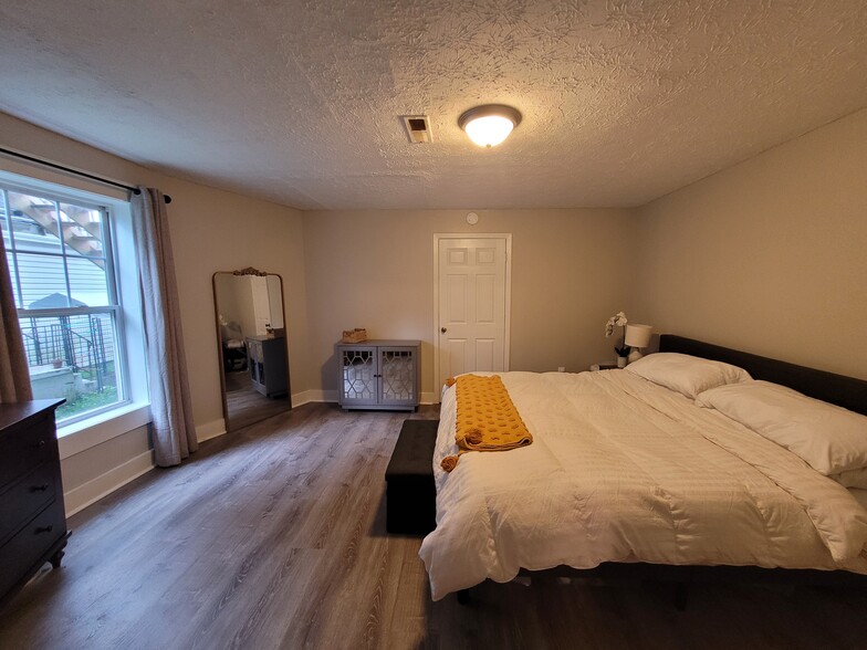 Primary Photo - 2455 Woodbine Ave