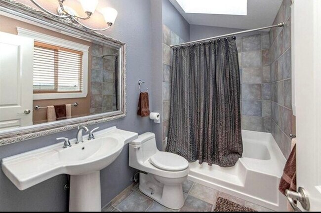 Building Photo - 5602 Green Hills Ave NE