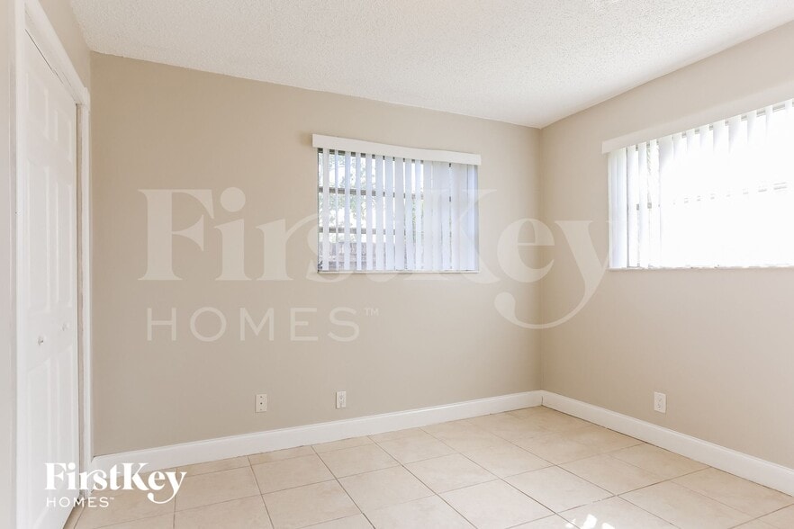 Building Photo - 1400 NW 42nd St