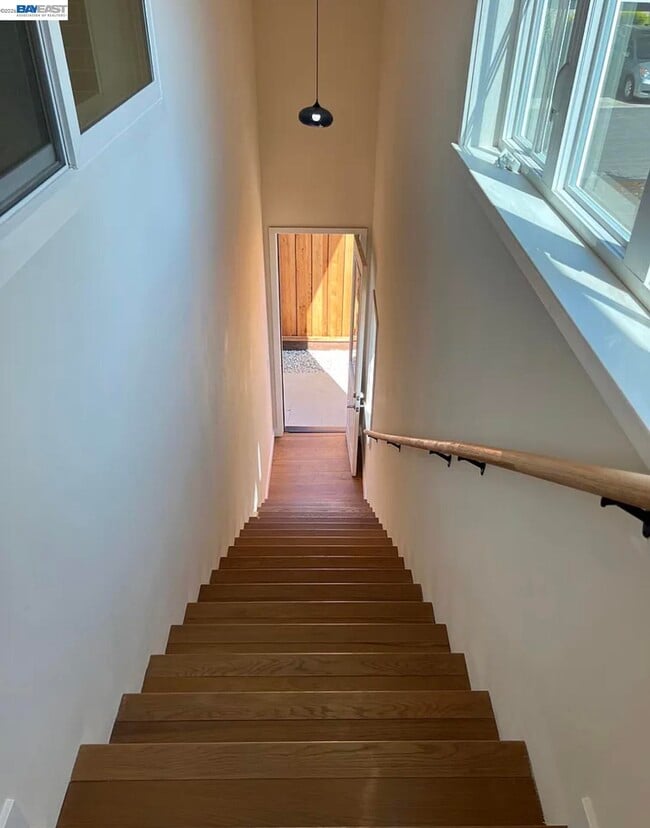 Building Photo - 3856 Vineyard Ave