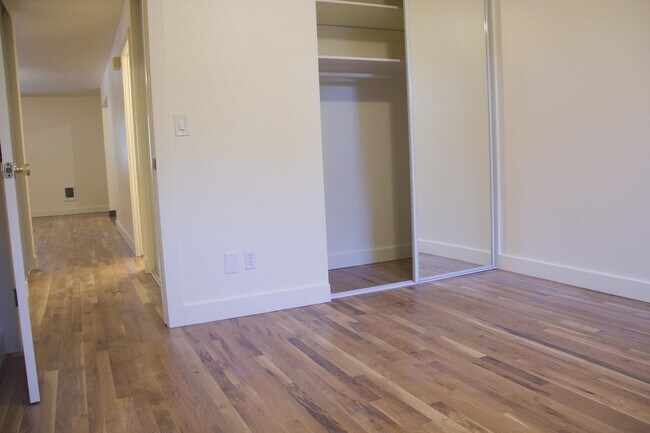 Building Photo - Bottom level 2bed, new s/s appliances, off...