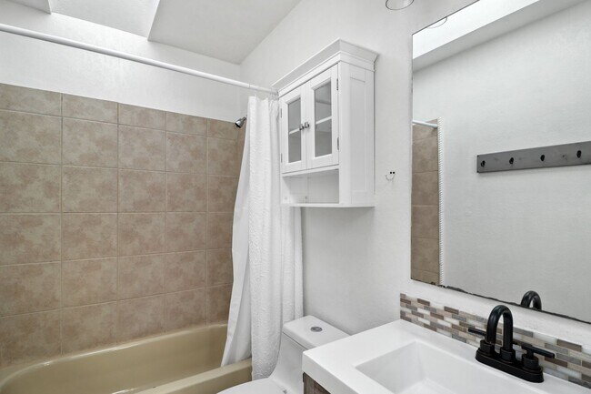 Building Photo - 4 Bed 3 Bath - Groups Welcome - Skyline - Westerly Views