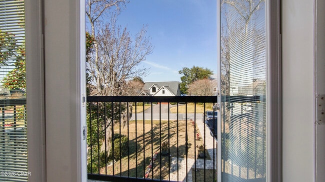 Building Photo - 1719 Country Club Dr