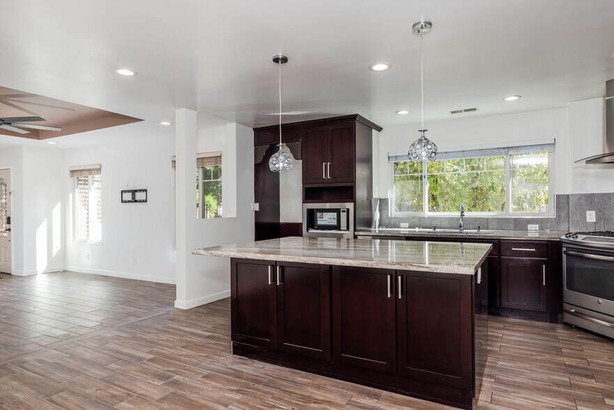 Building Photo - 861 Hollenbeck Ave