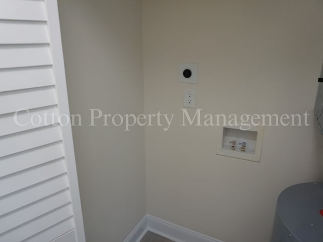 Building Photo - 2BR/1BA Beautiful Condo in Hampstead off S...
