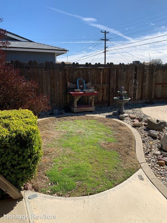 Building Photo - 3 br, 2 bath House - 379 W Deodar