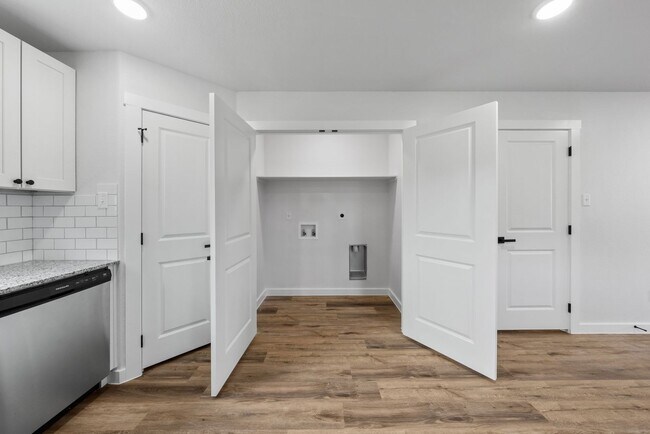Building Photo - Modern Townhome for Rent – Modern Living a...