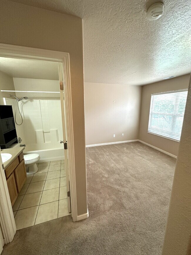 Building Photo - Townhome in prime location