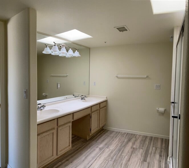 Skylight in main bath - 3030 N Hayden Rd