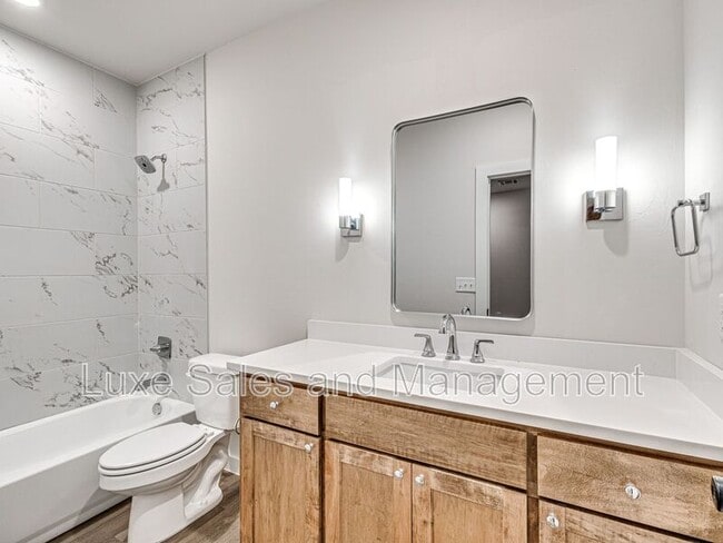 Building Photo - 618 W 2nd St