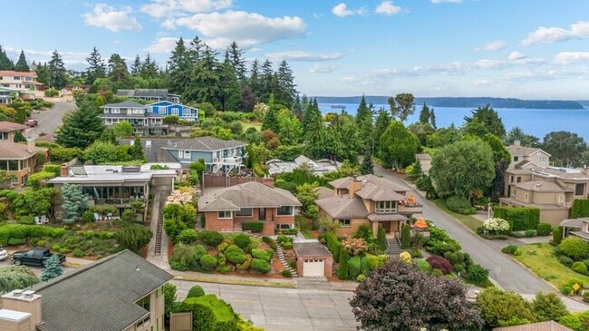 Building Photo - Gorgeous West Seattle Mid-Century Modern w...