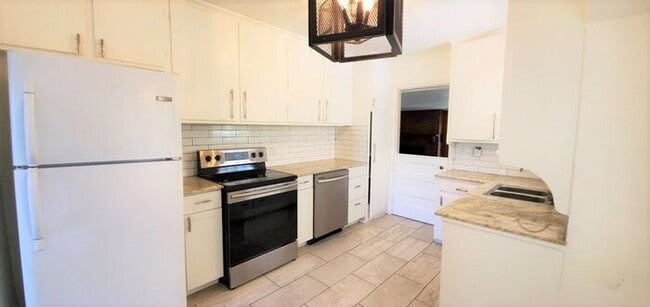 Building Photo - 3 Bed 1.5 Bath 2 car garage in Nichol's Hi...