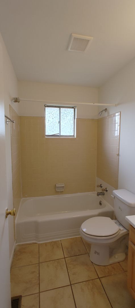 Building Photo - Duplex walking distance to UTC!