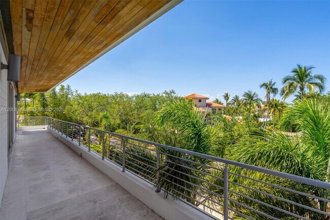 Building Photo - 230 W McIntyre St