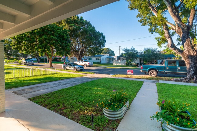 Building Photo - 954 Omar Rd