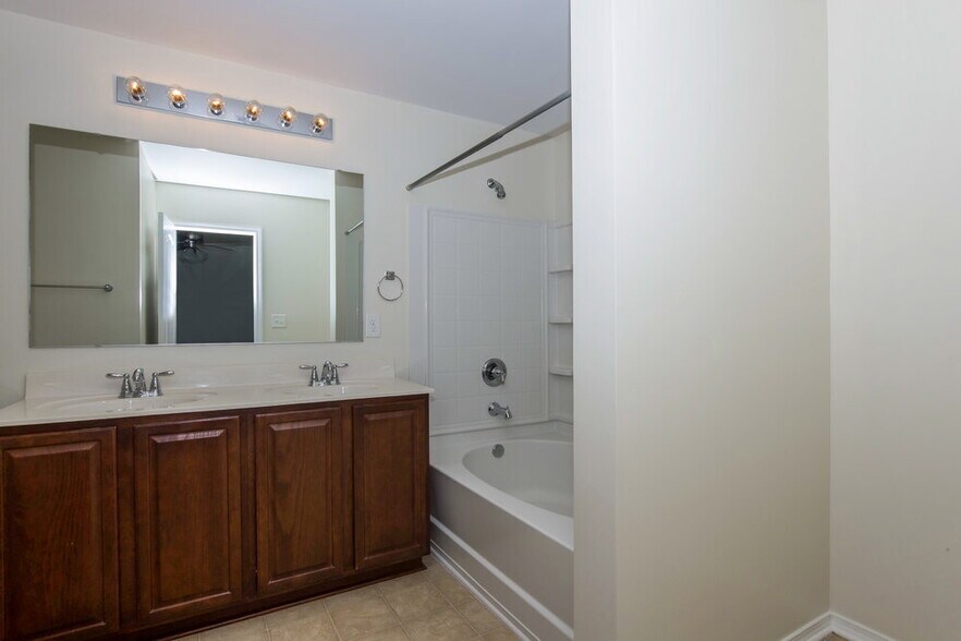 Building Photo - 6413 Prosperity Commons Dr