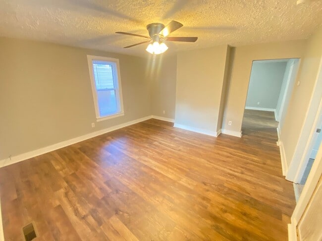 Building Photo - Fully Remodeled 2022 2bd/1ba House close to Dowtown and Hwy 70