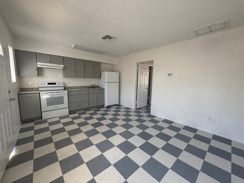 Building Photo - 1209 E Adams St