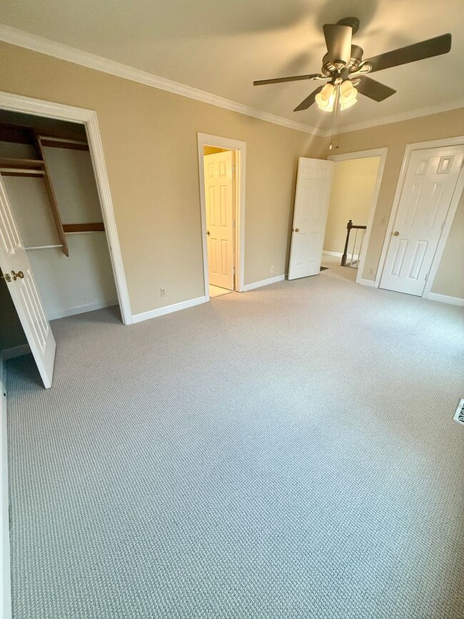 Building Photo - Green Hills living at its best. 2 BR 2.5 B...