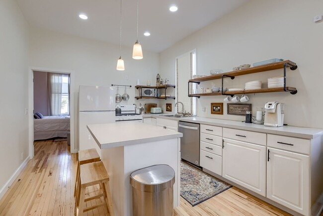 Building Photo - Charming 2 Bedroom Just Minutes from the Old Market!!