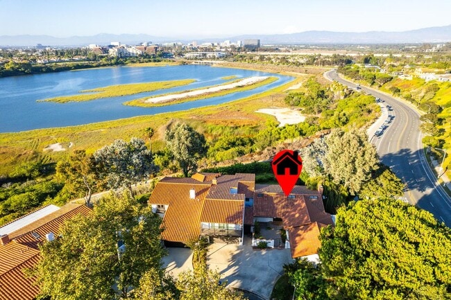 Building Photo - Large 5 bed Masterpiece Home with Back Bay...