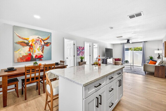 Building Photo - 310 W Warren Ave