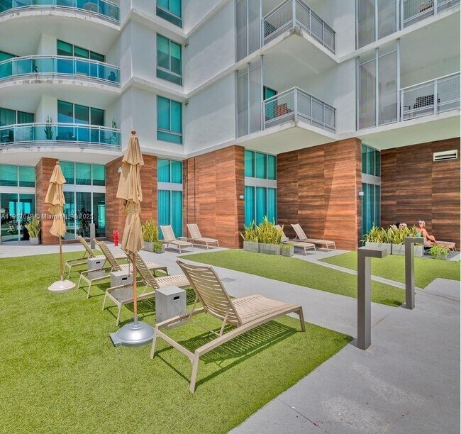 Building Photo - 350 S Miami Ave