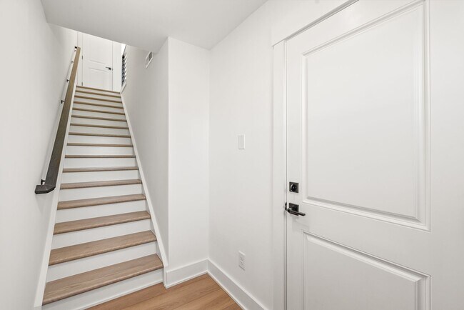 Building Photo - (Move-in Special) 3 Bedroom Townhome in LoSo!