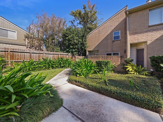 Building Photo - 2056 Augusta Dr