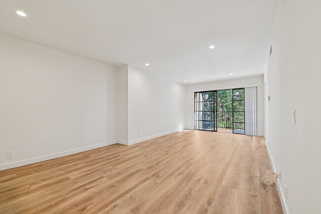 Building Photo - 3BD/2BA Apartment with Laundry In-Unit, Appliances, Tandem Parking & More | 1MO. Free OAC