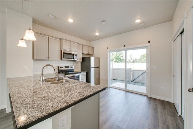 Building Photo - Townhome 2 bed / 2.5 bath in Boise!