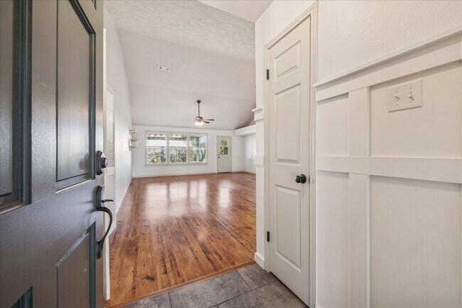 Building Photo - 2824 Meadow Brook Ct