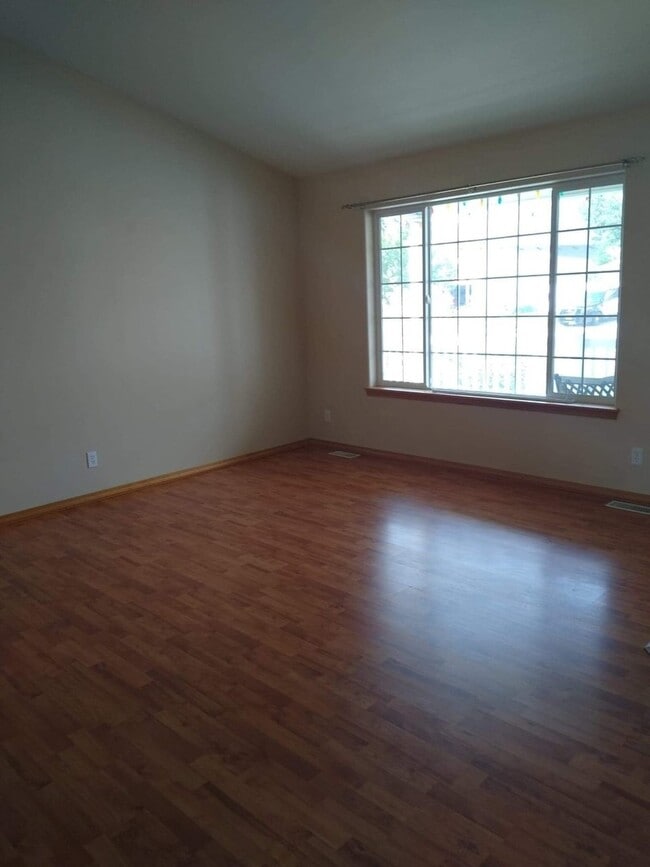 Building Photo - Spacious 4 bedroom 2.5 bedroom home in the Coeur d'Alene.