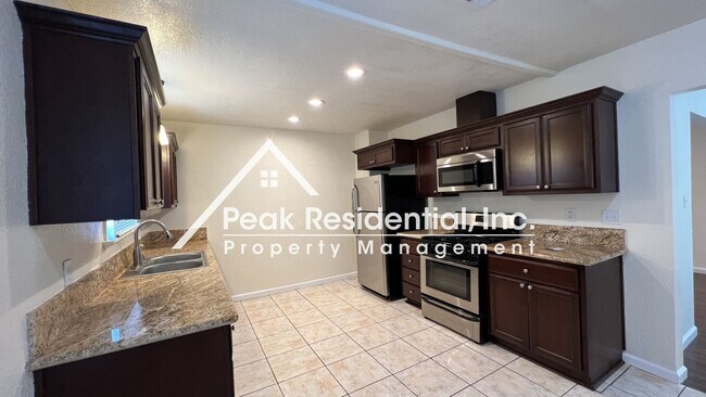 Building Photo - Very Nice 3bd/1ba House with 2 Car Garage