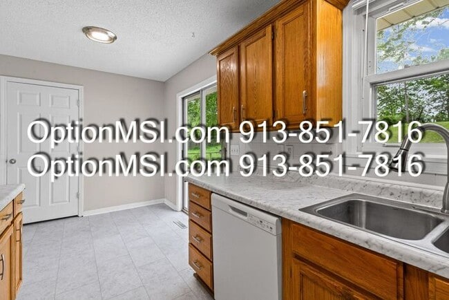 Building Photo - Welcome home to this beautifully updated 3-bedroom home in Kansas City, KS!